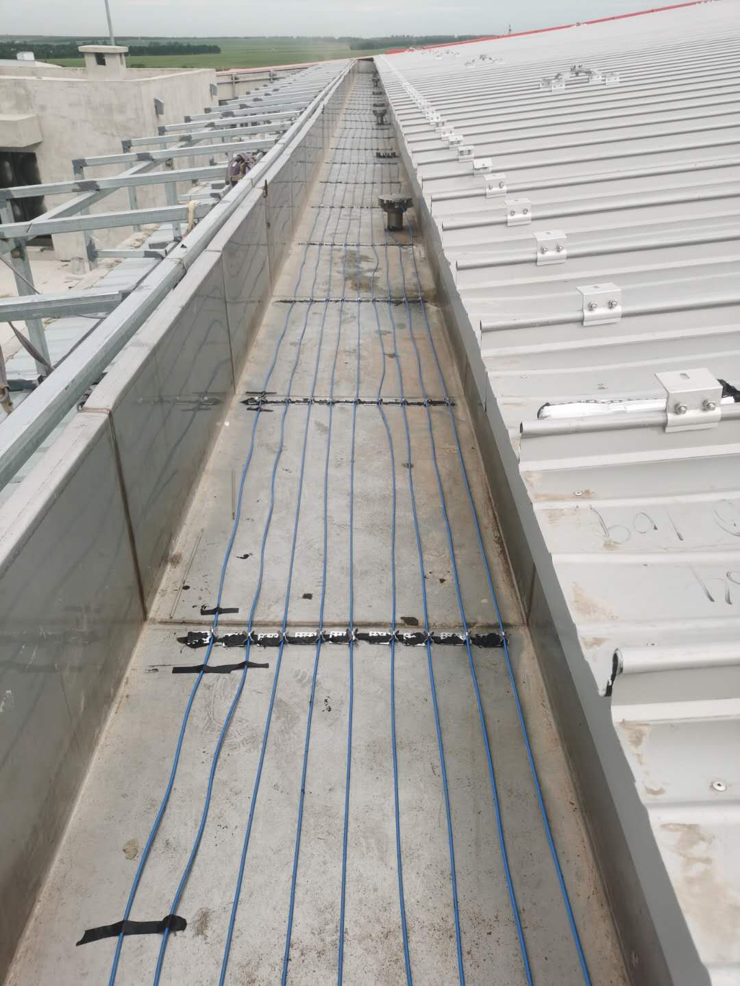 屋頂融雪電伴熱系統適用于居民住宅、機場、火車站、體育館 
